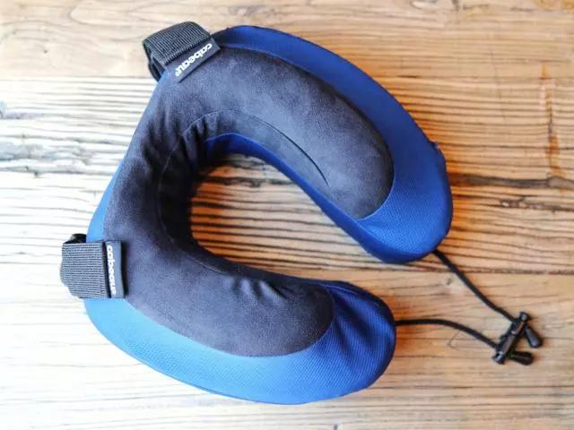 护颈枕的正确枕法，正确戴脖枕（热敷、按摩双面结合）