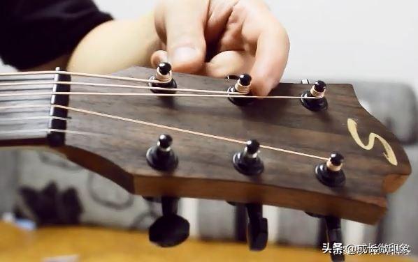 吉他怎么换琴弦，民谣吉他琴弦更换教程（吉他换把技巧要点）