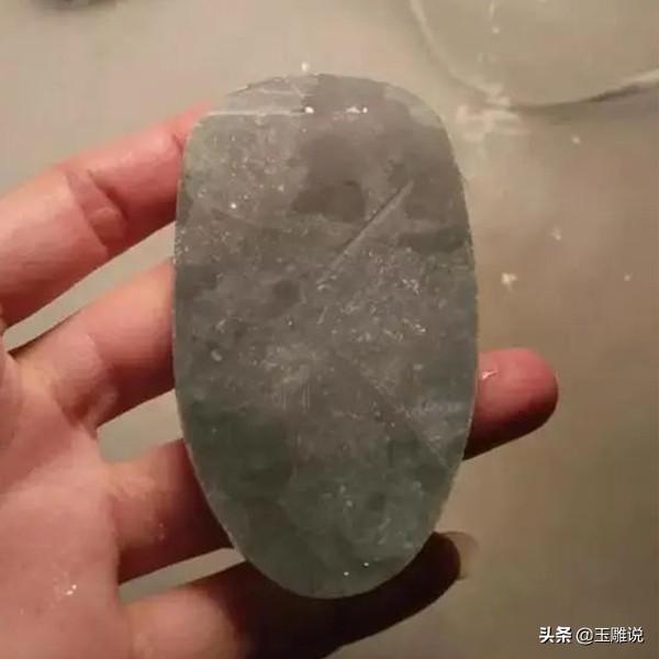 玉石雕刻加工费，翡翠雕刻加工费多少（价值才几百元的翡翠料子）