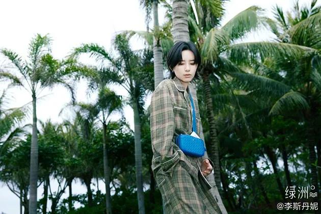 奶奶灰头发图片女，奶奶灰挂耳染发短发lisa同款
