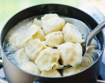 冻饺子煮多长时间，冷水煮冻饺子一般煮多少分钟（用热水用凉水都不对）