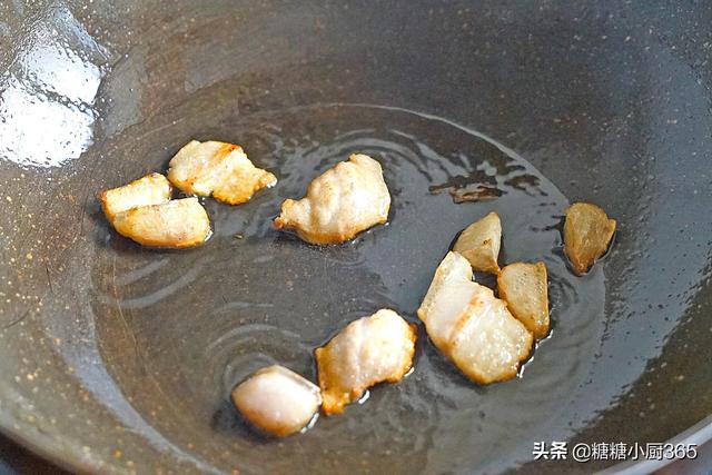 蒜苗炒五花肉正确方法，家常菜“五花肉炒蒜苗”