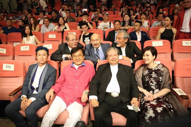 洪金宝现状照，合照稳居C位气场足