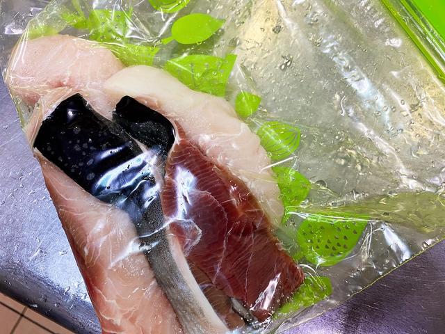 小鲨鱼怎么做好吃，鲨鱼怎么搞才好吃（鲨鱼做菜褪沙很重要）