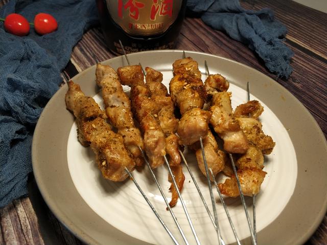 烧烤串怎么烤才好吃呢，烧烤师傅透露出“秘诀”