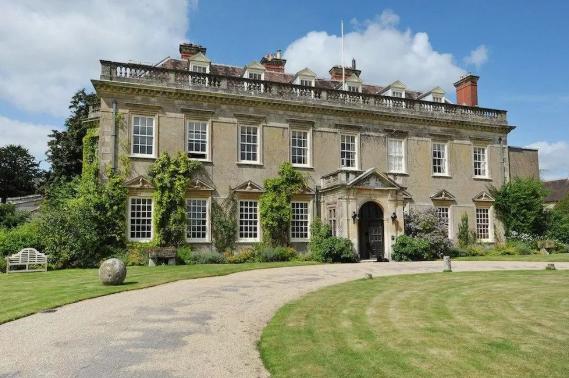 伯爵和侯爵哪个大，英国公爵伯爵侯爵哪个大（深圳警方深挖线索刑拘3人）