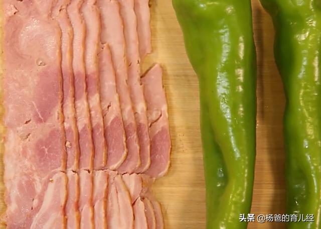 青椒炒培根做法步骤，分享一款培根炒青椒