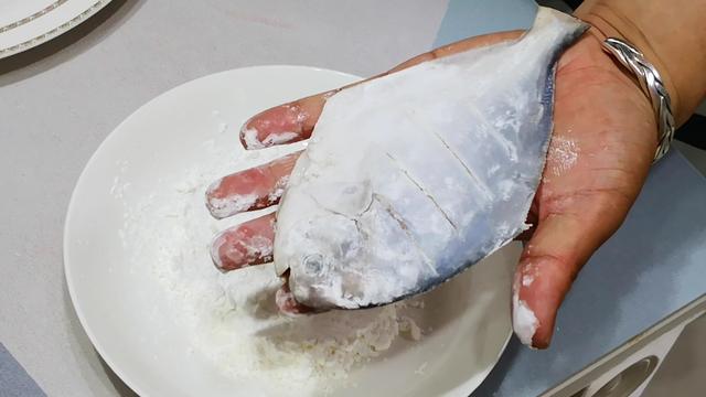 鲳鱼怎么烧最好吃，鲳鱼怎么烧才嫩又不腥（红烧鲳鱼：肉质鲜嫩入味）