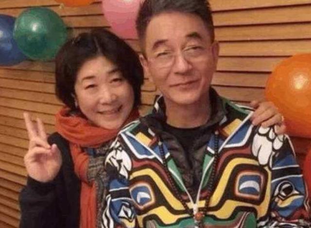  陈赫晒一家四口合照原声，安安穿水晶鞋像小公主