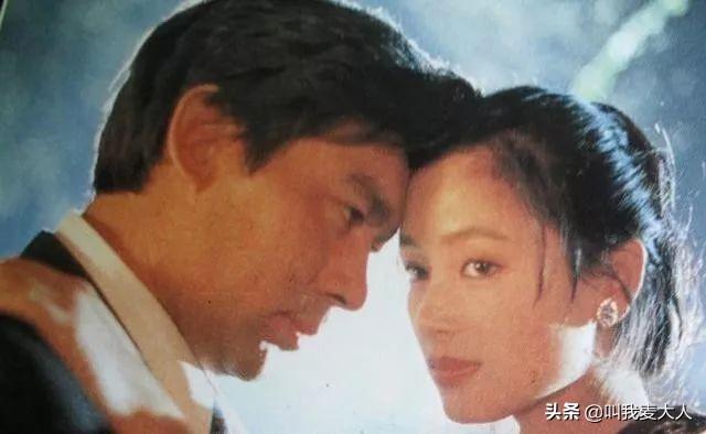 朱时茂春晚最新消息，与旗袍美女饮酒红光满面