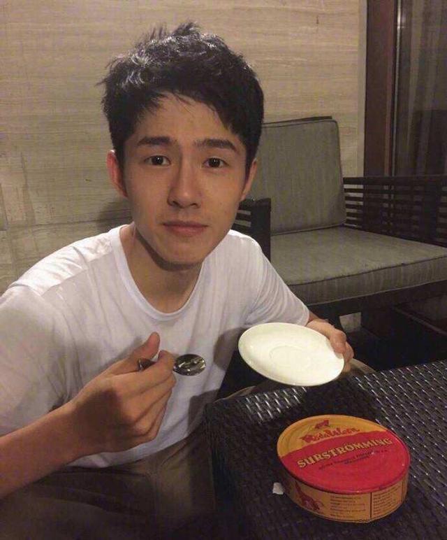 李连杰现在在哪里，功夫巨星李连杰现在哪里生活（与杨紫琼亲密合影感情好）