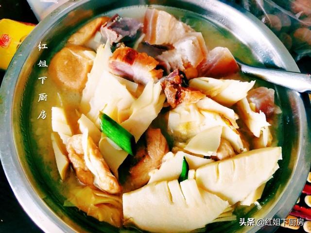 最美家常菜春笋炖腊肉，春季如果只能吃一道菜