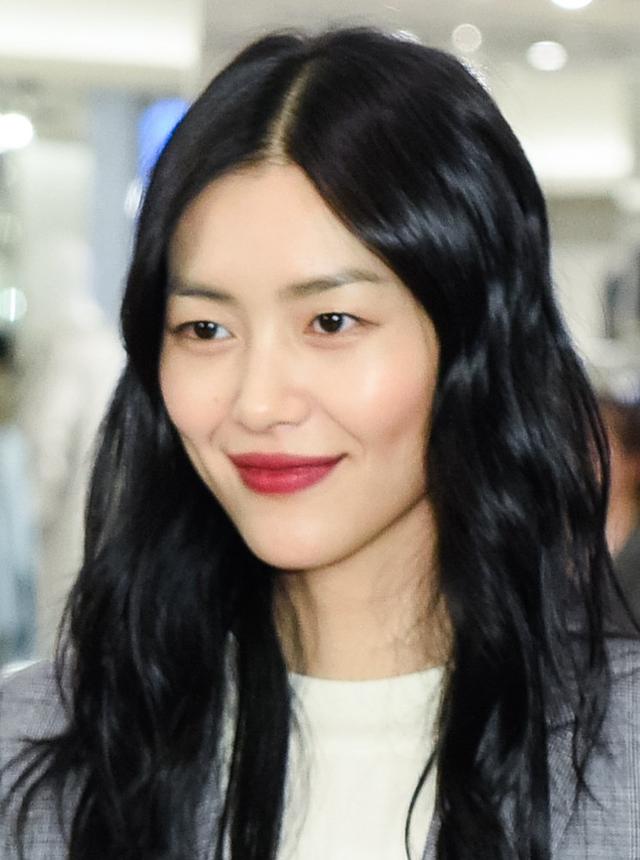 鹅蛋脸是大众脸吗，女生大众脸长什么样