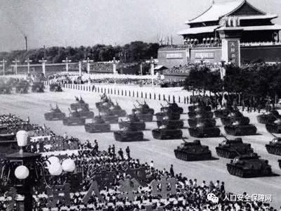 国庆60周年阅兵式，国庆60大阅兵完整版（重温15次国庆阅兵珍贵画面）