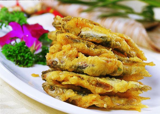如何炸小鱼炸得又酥又脆，金黄酥脆连鱼骨一起嚼