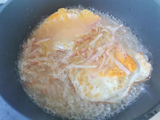 萝卜鸡蛋汤的做法非常简单，1根萝卜3个鸡蛋