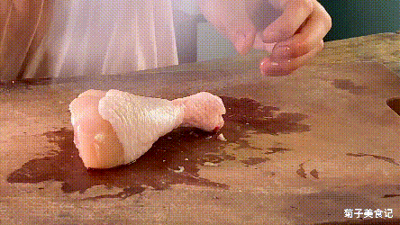 辣椒炒鸡腿肉怎么炒好吃又嫩，教你在家做快手小炒