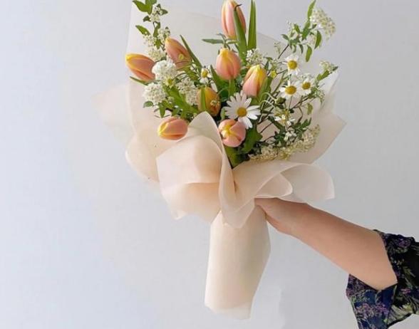 白色郁金香图片，10朵白色郁金香花语（白色郁金香花束）