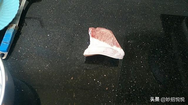 猪肉解冻最快的方法，怎样解冻猪肉时间短速度快（10分钟快速解冻猪肉的方法）