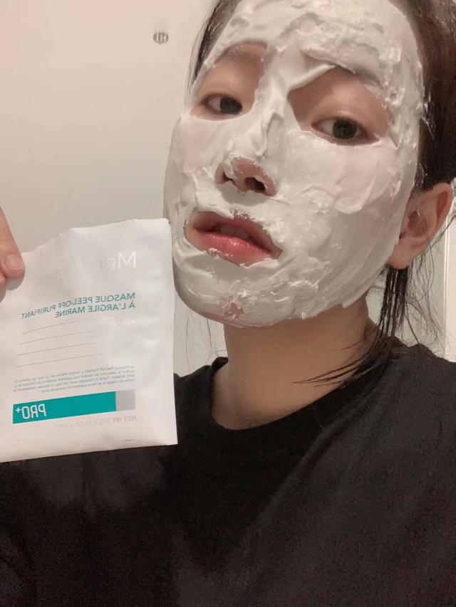敷面膜有刺痛感，敷面膜有刺痛感是怎么回事（刚敷面膜有疼痛感是因为皮肤过度缺水）
