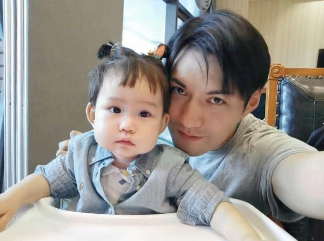 杜若溪曬全家合影，女兒肉肉遺傳爸爸精緻美貌，大眼睛可愛十足 娛樂八卦吃瓜 第6张