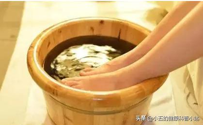 治疗足癣最快最好的办法是什么，用醋泡脚能摆脱足癣吗