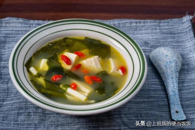 鲫鱼汤怎么炖好喝又营养，鲫鱼汤怎样做不腥又好喝又有营养（只会下油锅煎就错了）