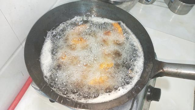 怎样做炸鸡翅又脆又好吃，炸鸡翅快速做法