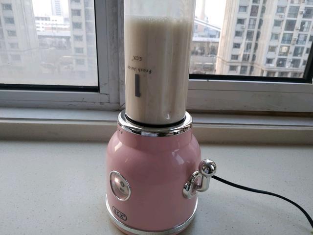 奶茶店草莓奶昔做法，盛夏的绝佳饮品香蕉奶昔