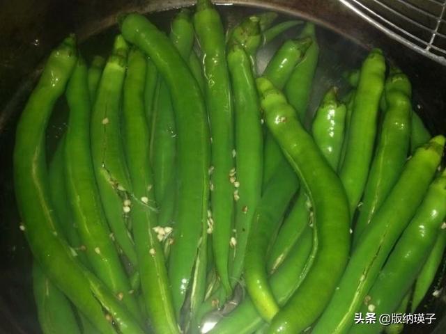 家常辣椒腌制方法两小时就可以吃，妈妈用土方法腌制