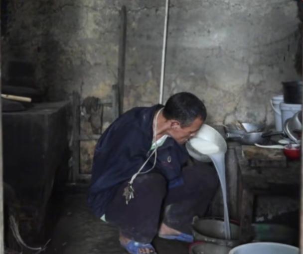 陈星银颁奖典礼，含勺喂母感天动地