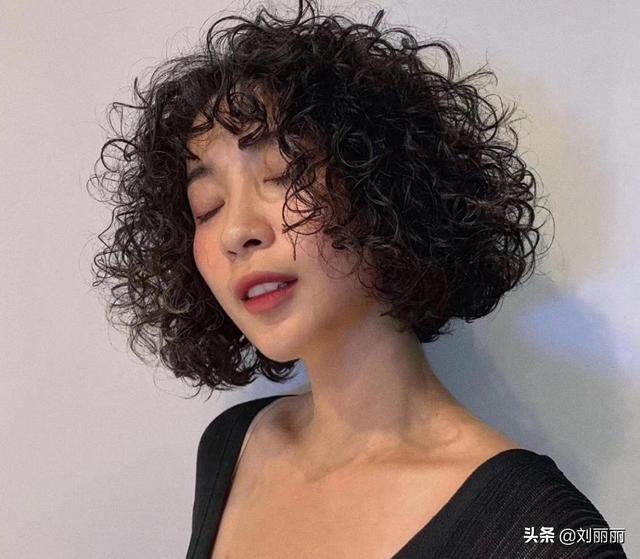 春节适合什么发型简单又好看，过年别再烫“奶奶卷”