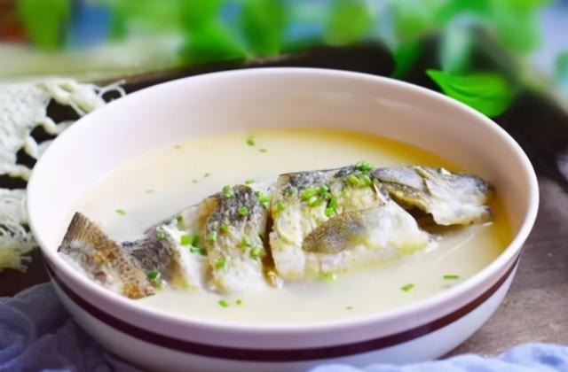 鱼汤怎么炖才最正确，炖鱼汤牢记2加2不加