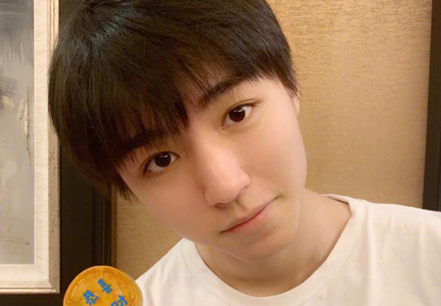 王俊凯厚刘海发型，王俊凯《重生之门》成网络剧5月热度榜榜首