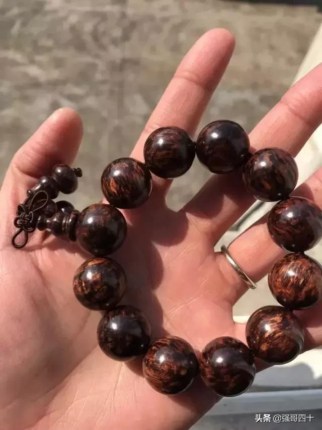 文玩手串怎么盘玩最好，八大热门手串正确把玩姿势