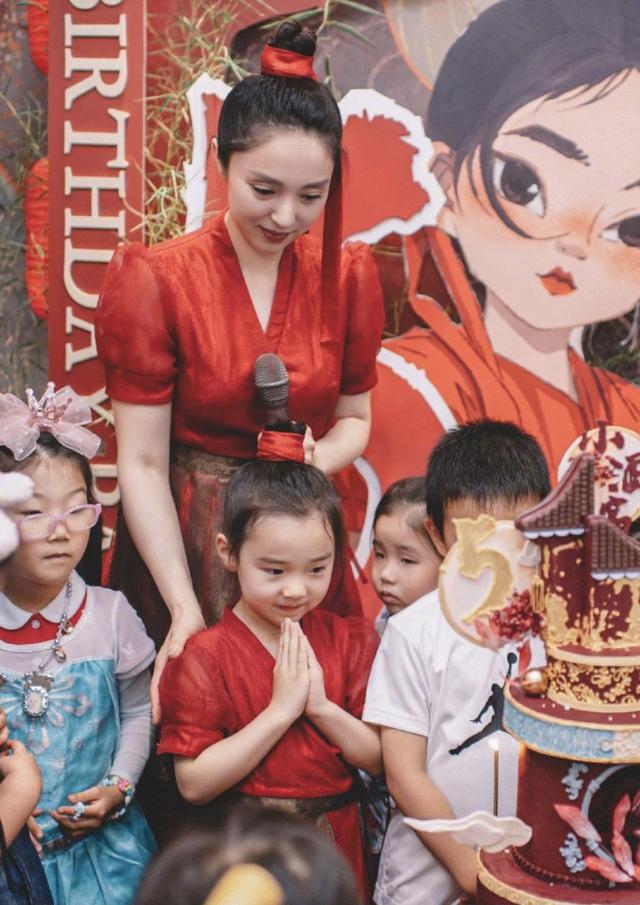 董璇高雲翔離婚後首合體，為女兒慶5歲生日，高雲翔剃光頭變路人 娛樂八卦吃瓜 第3张