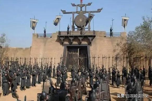 考古专家发现的千年古墓，考古专家发掘一个古墓