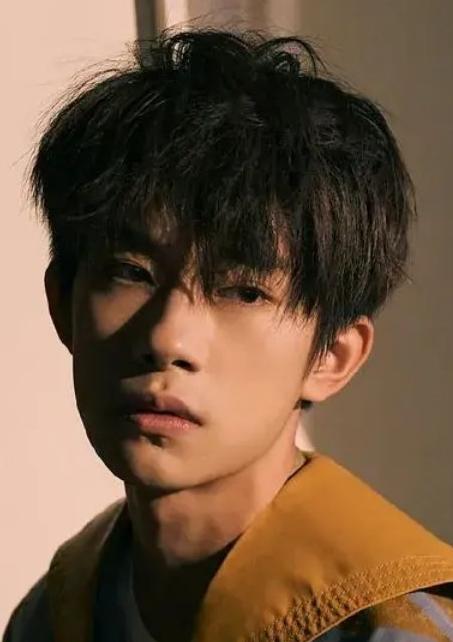 易烊千玺的真实年龄，易烊千玺14岁到17岁外貌变化（“谦逊低调”的易烊千玺）