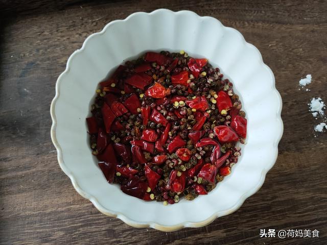 辣子鸡丁的家常做法，辣子鸡最正宗的做法不辣不柴（厨师长教你做家常辣子鸡丁）