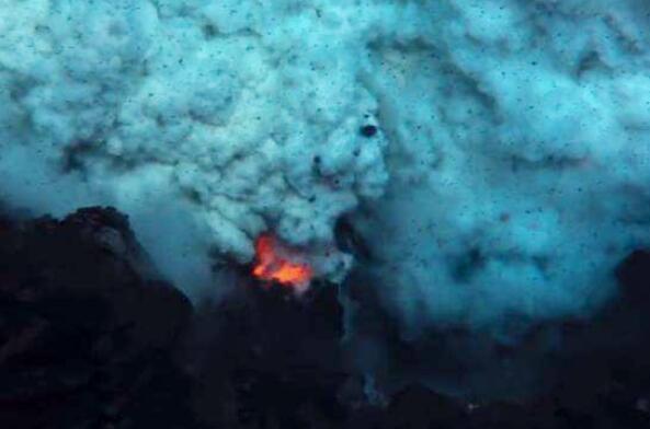当海底火山爆发时，海底火山爆发是什么原因引起的