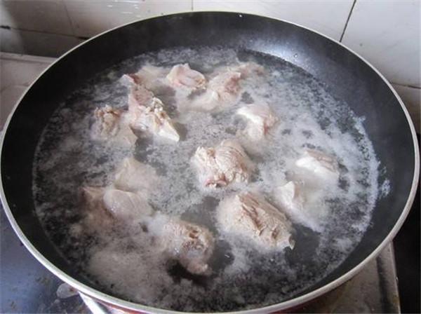 排骨焯水几分钟，怎样给排骨焯水（看大厨操作后才发现）