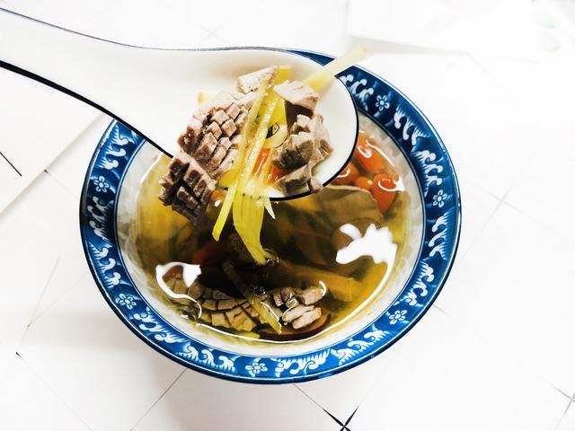 猪腰子怎么切腰花，怎么切猪腰花和做腰花汤（味道不输餐馆大厨）