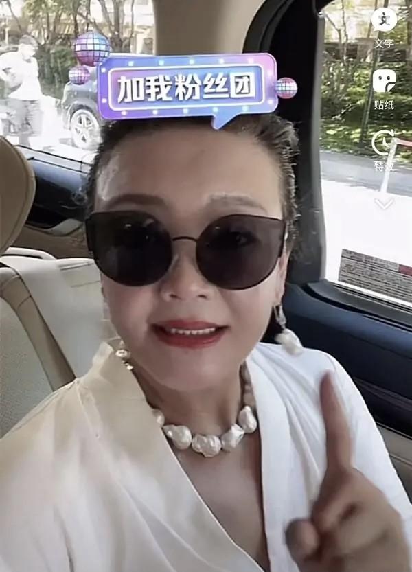 張蘭不愧女強人，兒媳大S准備離婚，她直播帶貨內心強大像沒事人 娛樂八卦吃瓜 第3张