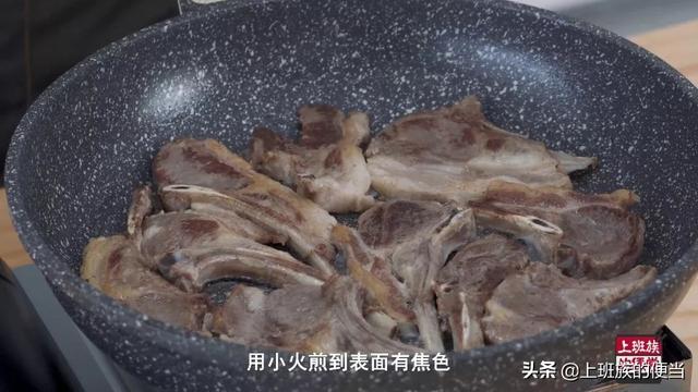 家庭烤羊排的做法，家庭版烤羊排做法味道太鲜美了（皮酥肉嫩的家庭版烤羊排）