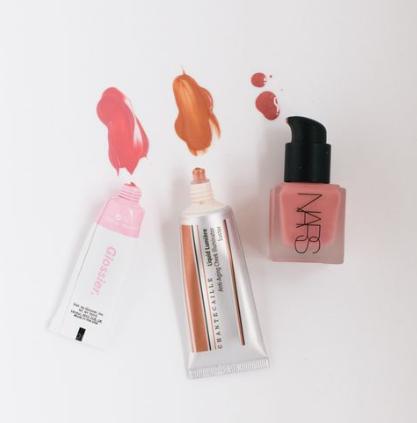 腮红膏哪个好用又持久不掉色，腮红膏它的优点是与肌肤更贴合