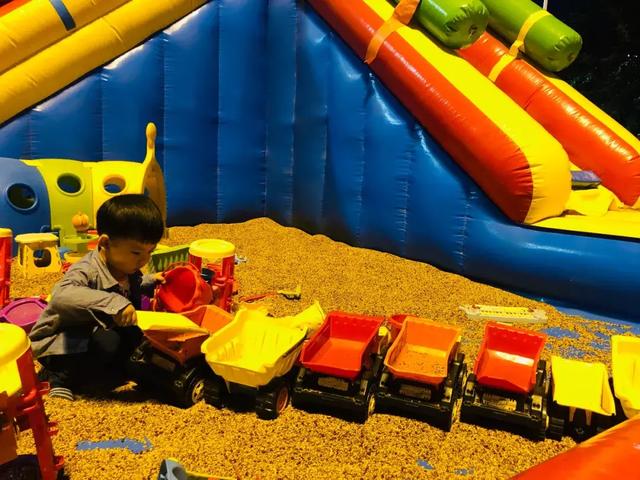 西双版纳江边夜市，西双版纳最火爆的夜市（到西双版纳一定要知道的五件事）