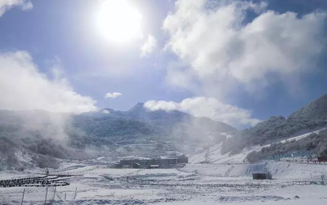 成都冬天适合滑雪的地方，气温陡降至1成都市区有雪但铺不起来