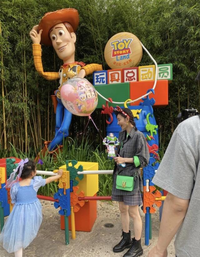 王麗坤迪士尼遊玩被拍，身材纖細皮膚白皙，40歲依舊少女感十足 娛樂八卦吃瓜 第8张