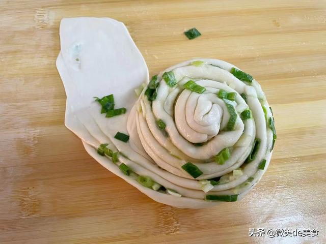 千层葱油饼怎么做又软又好吃窍门，用这个方法做千层油饼太香了