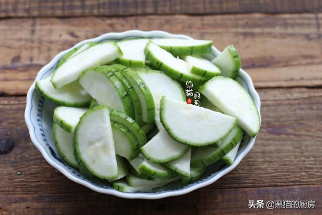 丝瓜怎么炒最好吃，炒丝瓜最正确的做法（保证丝瓜鲜嫩入味不出水）